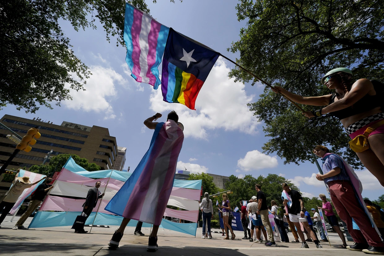Texas pide a Universidades ignorar protecciones LGBTIQ+ 210812-texas-transgender-protest-se-254p-be6b21
