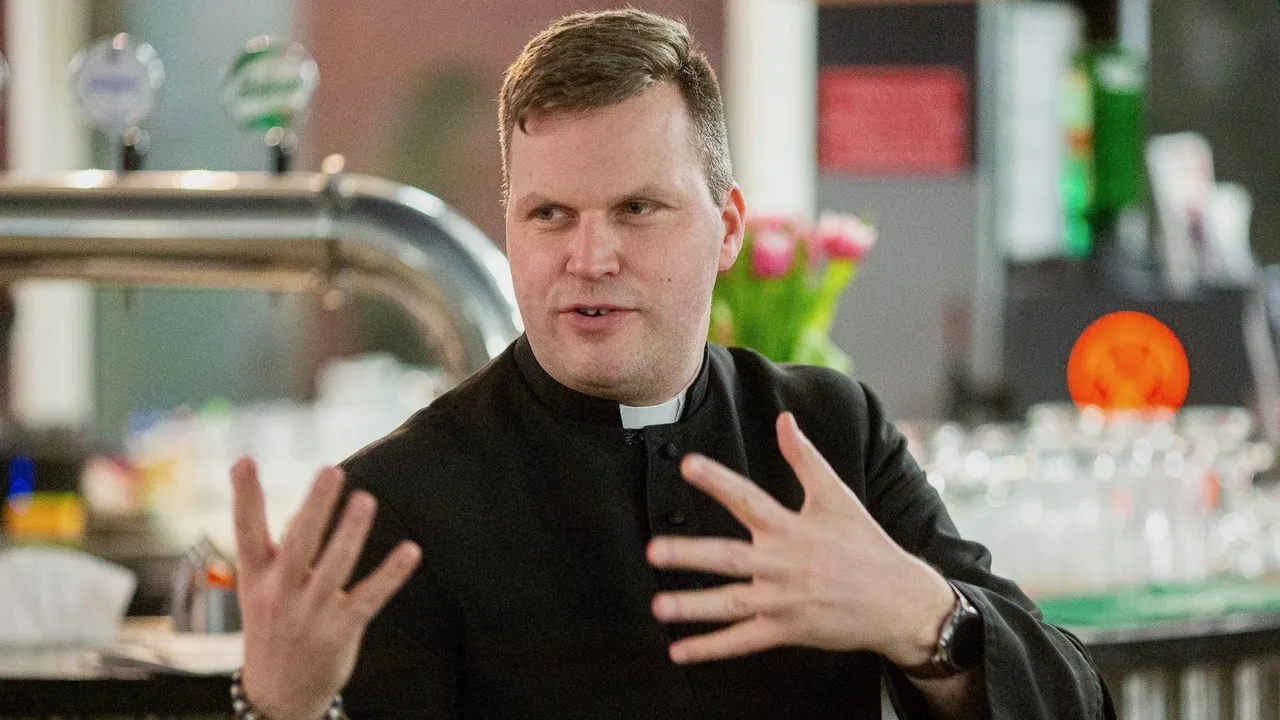 sacerdote-hungaro-anti-lgbt-acusado-de-ir-a-fiestas-lgbt-2