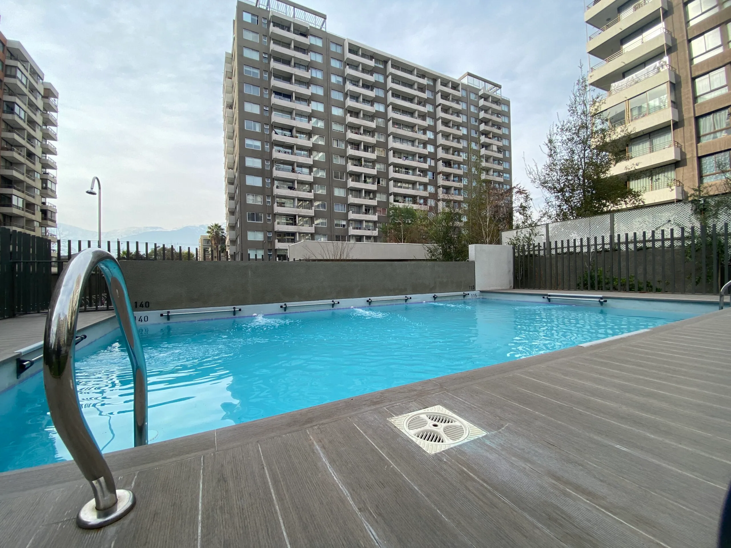 Fachada-y-piscina-scaled