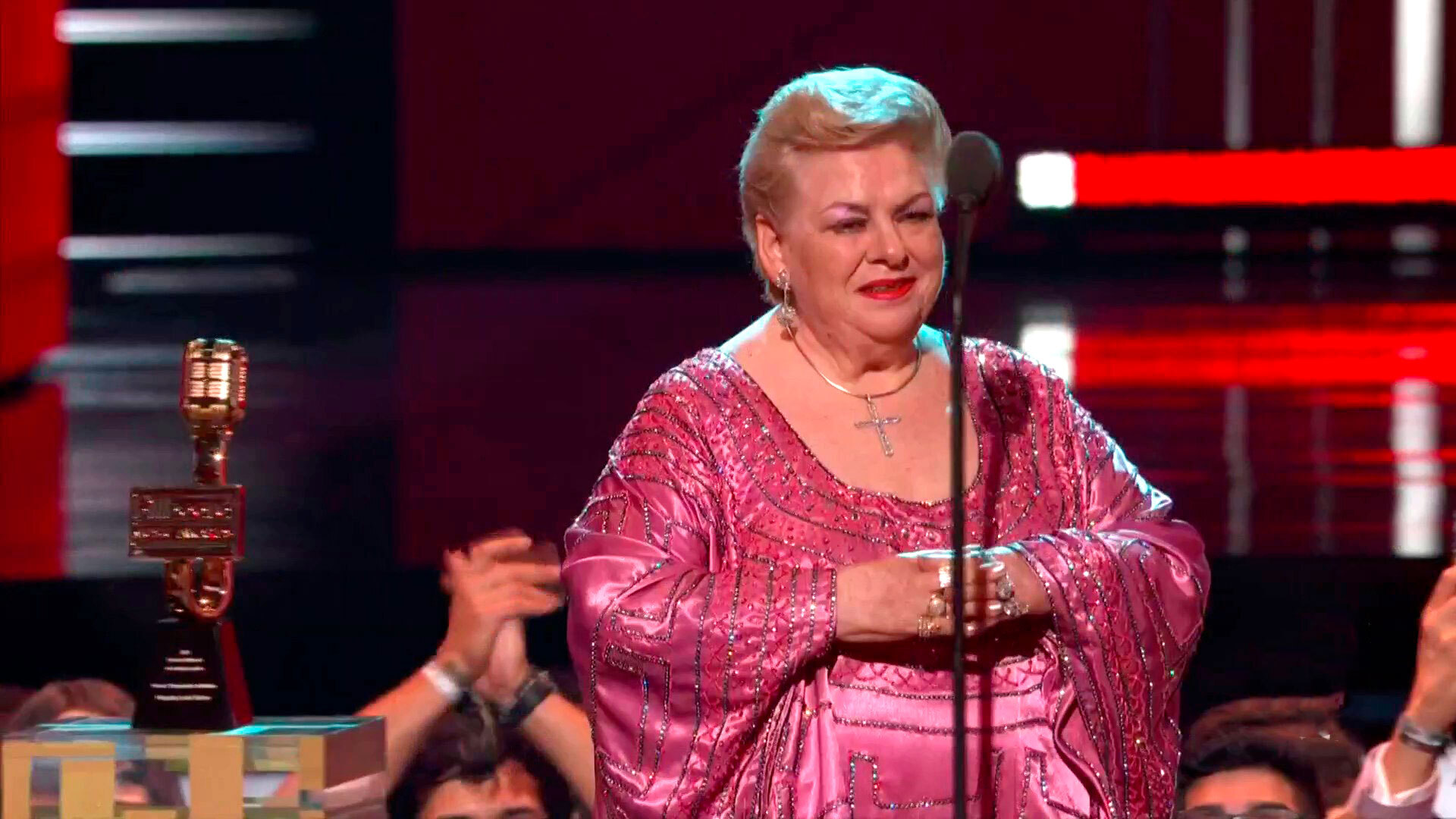 paquita-la-del-barrio-recibiendo-premio-trayectoria-premios-billboard-2021