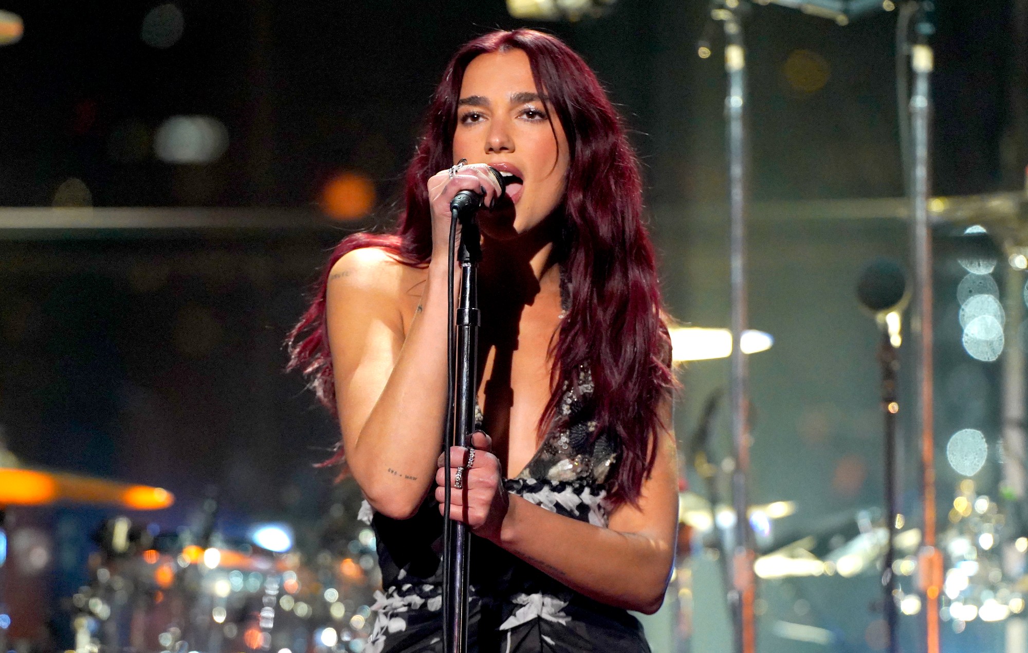 dua-lipa@2000x1270-1