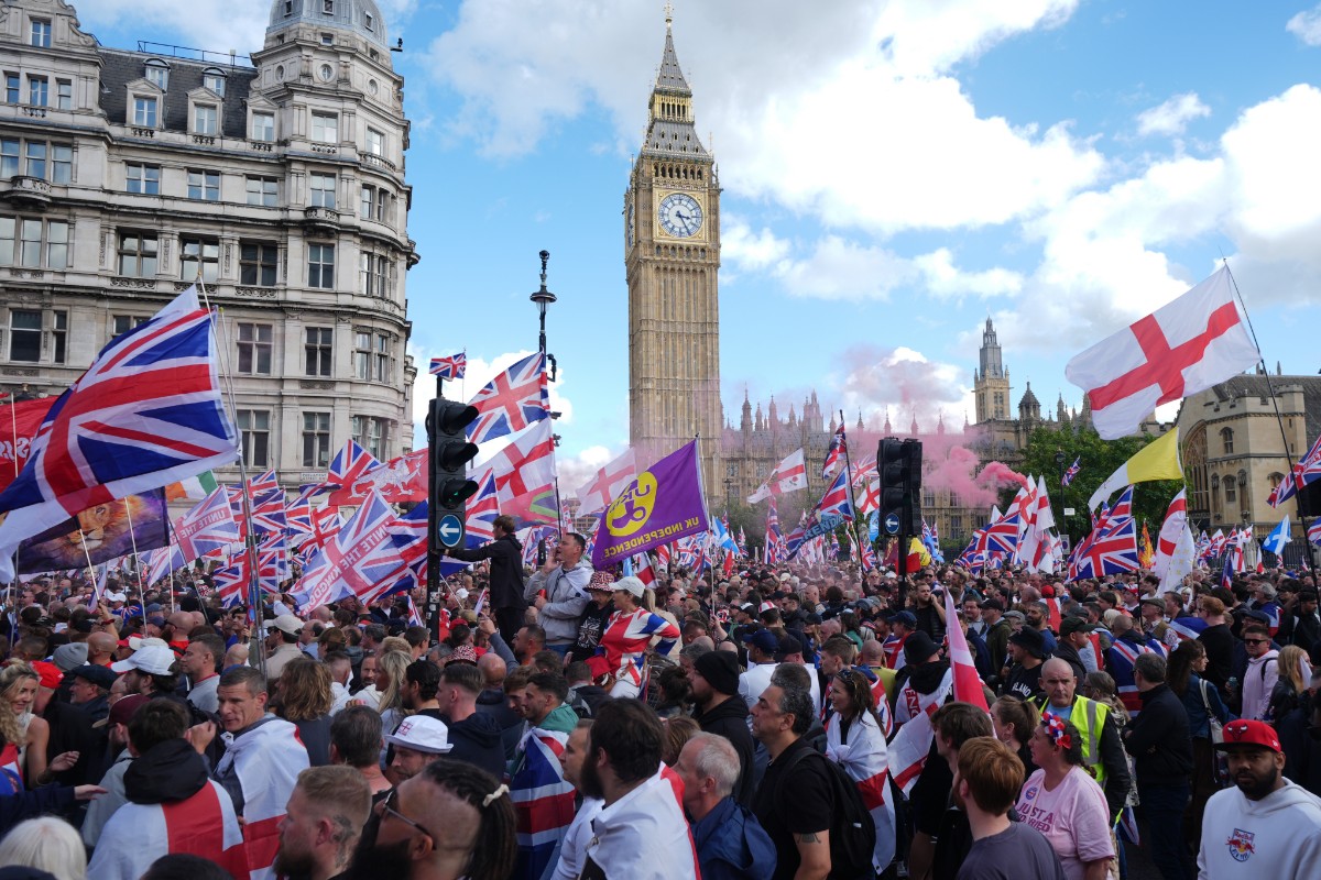 EuropaPress_6951556_13_september_2025_united_kingdom_london_activists_wave_the_union_flags_and-1