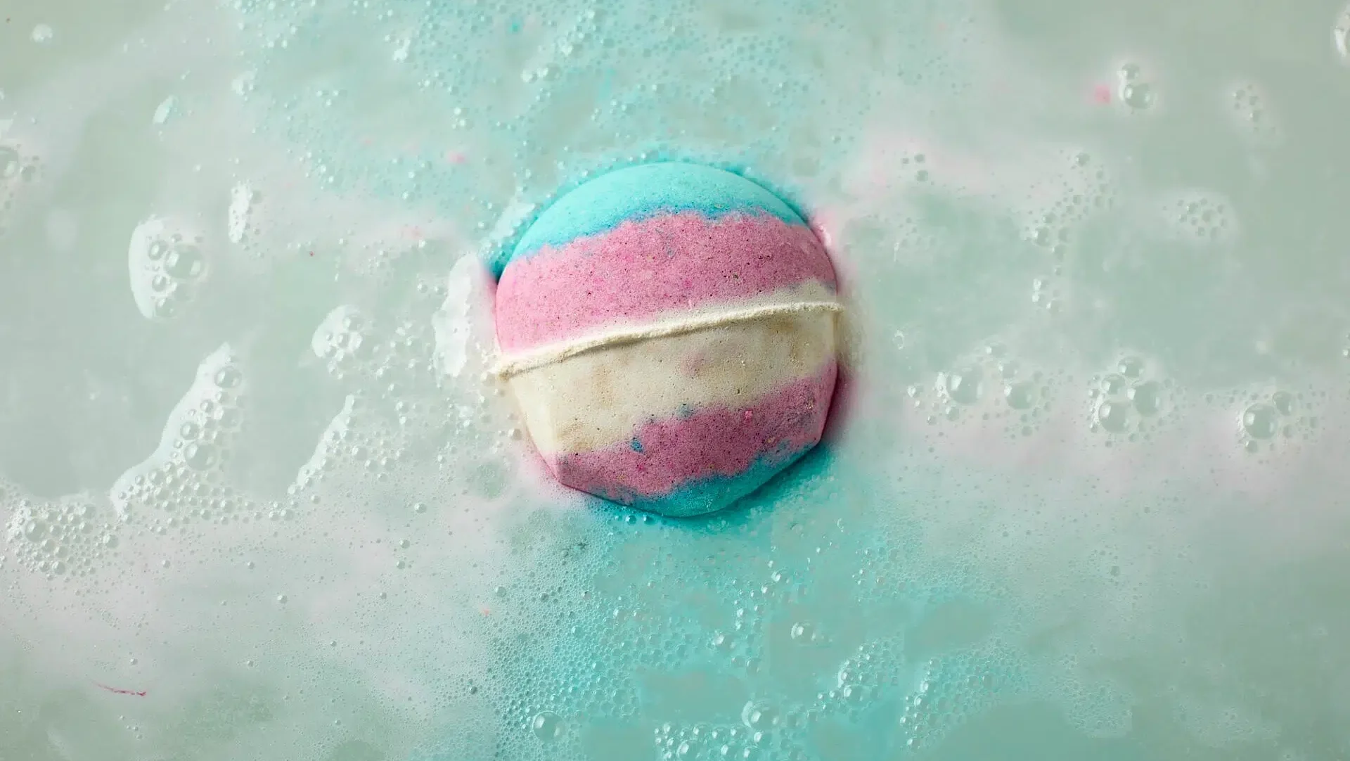 Lush presenta bomba de baño en apoyo a derechos trans Lush-lanza-la-campana-de-derechos-trans-y-la-politica.webp