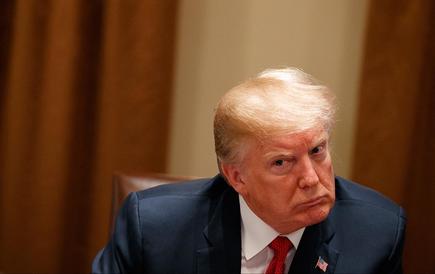 Trump admite que explota los temas trans como táctica para ganar votos trump-listening-ap_img